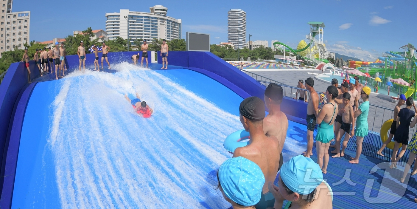 (평양 노동신문=뉴스1) = 북한 노동당 기관지 노동신문은 3일 원산 갈마해안관광지구에 관관봉사가 시작한 이후로 전국 각지에서 끊임없이 찾아오는 근로자들로 끝없이 흥성이고 있다고 …