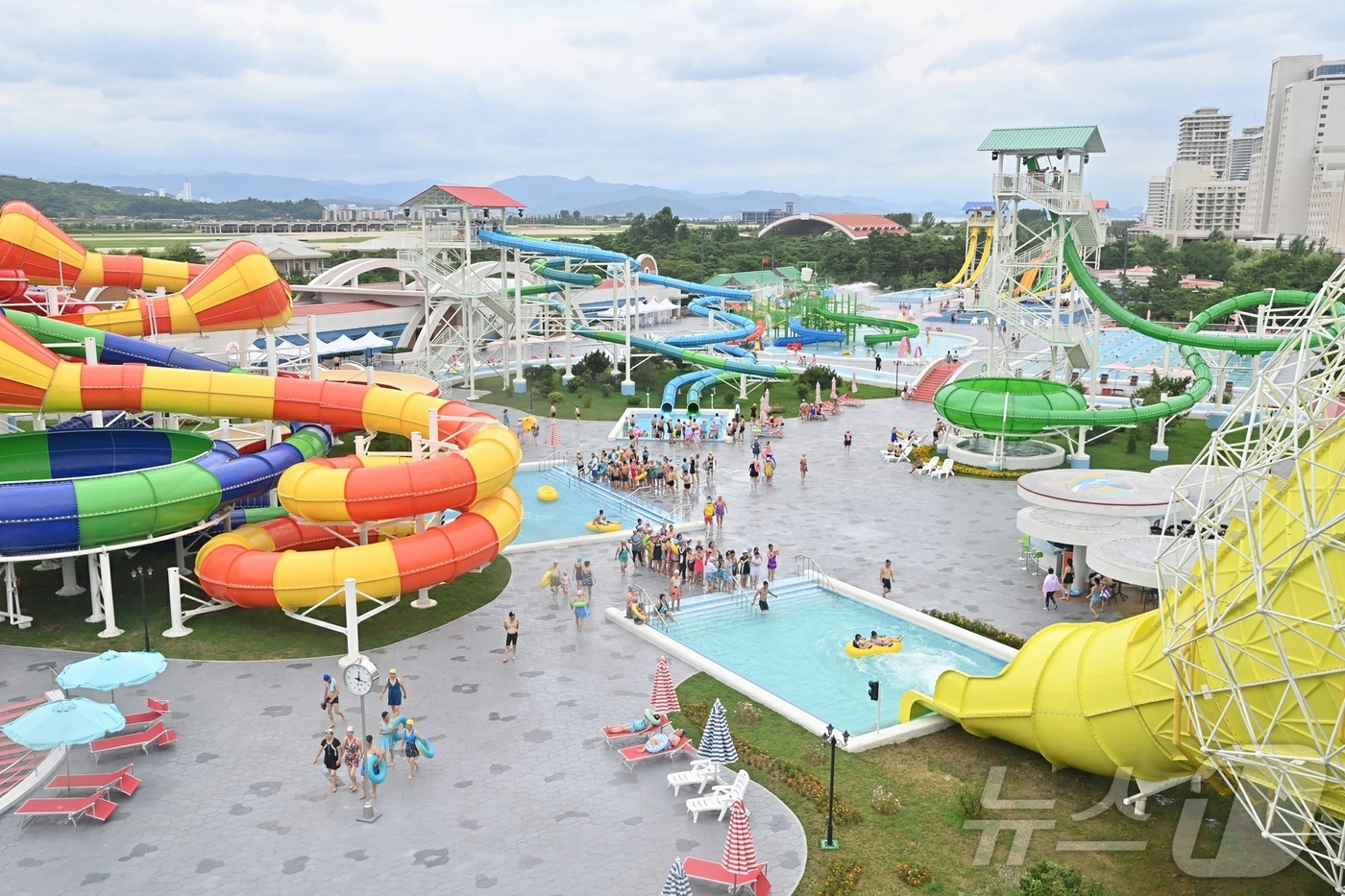 (평양 노동신문=뉴스1) = 북한 노동당 기관지 노동신문은 3일 원산 갈마해안관광지구에 관관봉사가 시작한 이후로 전국 각지에서 끊임없이 찾아오는 근로자들로 끝없이 흥성이고 있다고 …