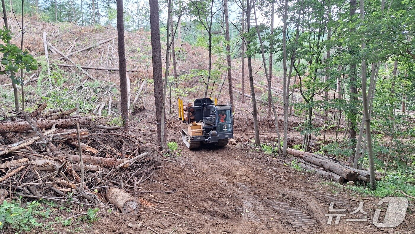 본문 이미지 - 임업용 로봇 자율 주행(산림청 국립산림과학원 제공.재판매 및 DB 금지)/뉴스1 