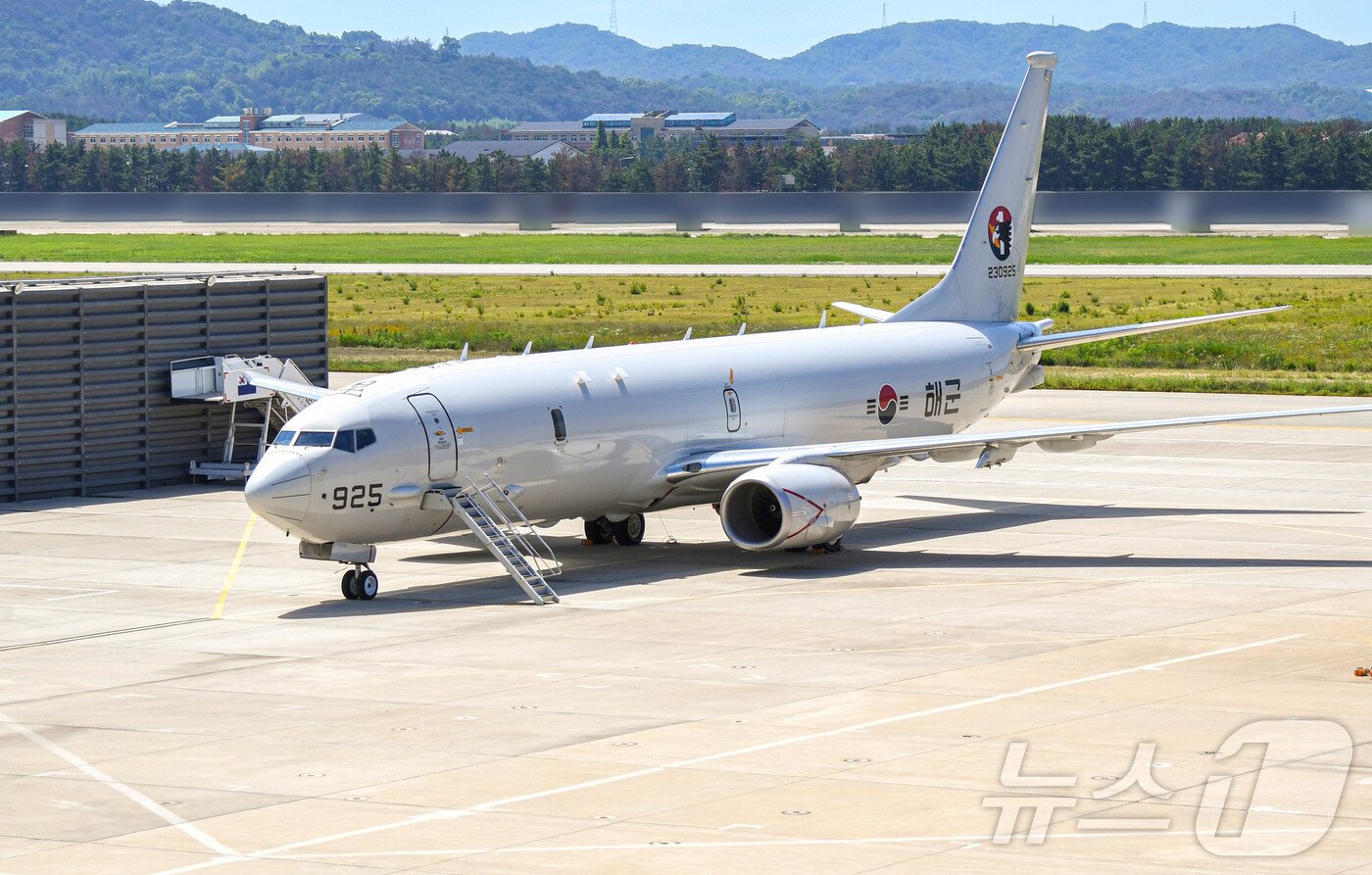 본문 이미지 - 해군의 신형 해상초계기 P-8A(포세이돈)가 지난 1일 포항 항공사령부 주기장에 주기하고 있다. (해군 제공. 재판매 및 DB금지) 2025.7.3 ⓒ 뉴스1