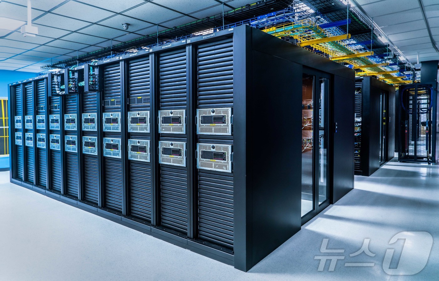 (서울=뉴스1) = SK텔레콤은 세계 최고 수준의 한국어 처리 능력을 가진 한국어 특화 LLM인 A.X(에이닷 엑스) 4.0을 오픈소스로 공개했다고 3일 밝혔다.사진은 A.X 4. …