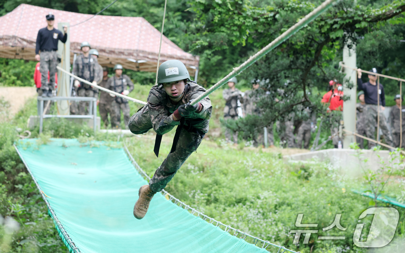 (임실=뉴스1) 유경석 기자 = 3일 전북 임실군 제35보병사단 유격훈련장에서 유격훈련중인 35사단 장병들이 외줄타기 극복 훈련을 하고 있다. 2025.7.3/뉴스1