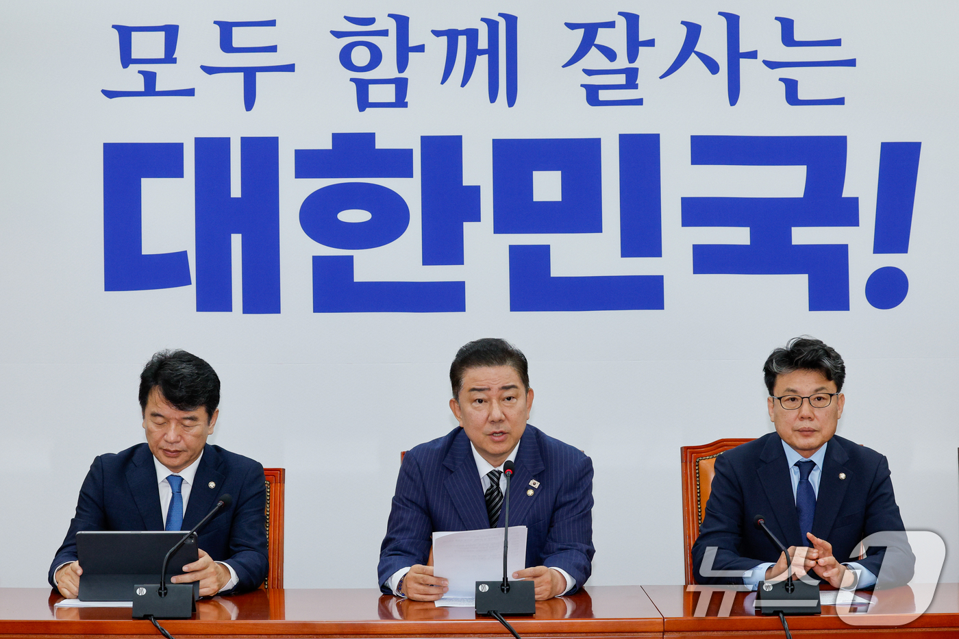 (서울=뉴스1) 안은나 기자 = 김병기 더불어민주당 대표 직무대행 겸 원내대표가 3일 오전 서울 여의도 국회에서 열린 정책조정회의에 참석해 모두 발언을 하고 있다. 왼쪽부터 문진석 …