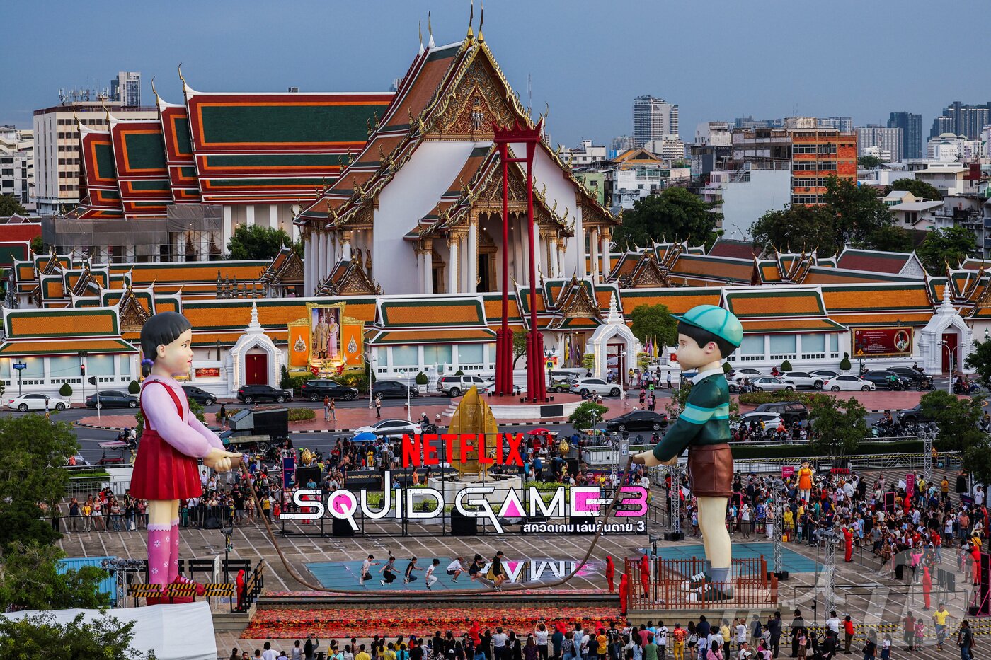 본문 이미지 - 지난 30일(현지시간) 태국 방콩 시청 광장에서 열린 '오징어 게임 3' 홍보 행사에서 시민들이 줄넘기 게임을 하고 있다. ⓒ 로이터=뉴스1