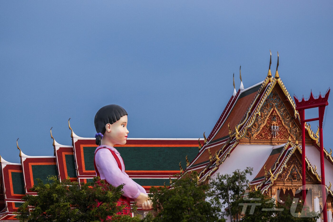 본문 이미지 - 지난 30일(현지시간) 태국 방콩 시청 광장에서 열린 '오징어 게임 3' 홍보 행사에서 대형 '영희' 인형이 설치돼 있다..ⓒ 로이터=뉴스1