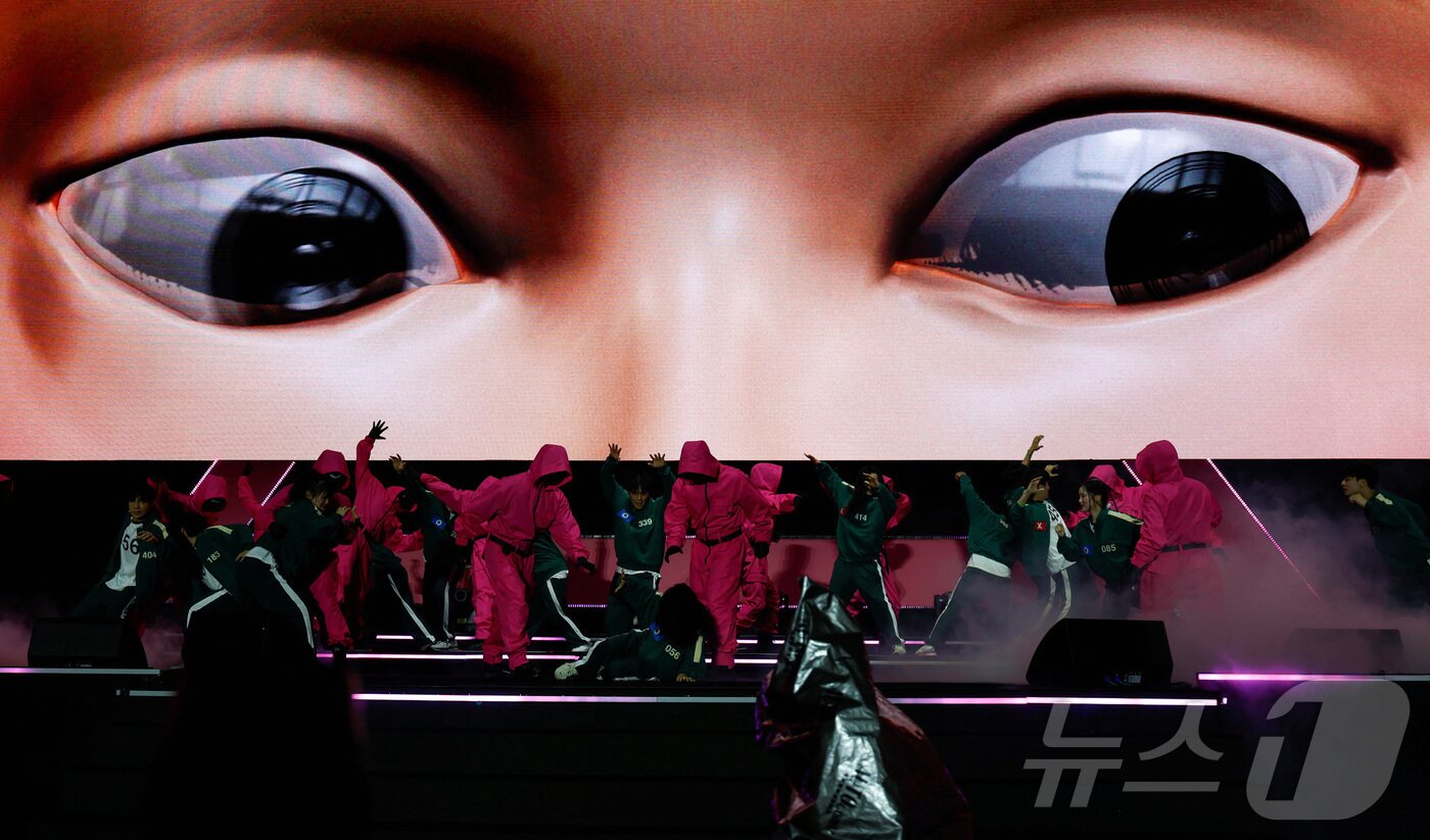 본문 이미지 - '지난 28일 서울 시청 광장에서 열린 '오징어 게임 3' 홍보 행사에서 캐릭터로 분장한 사람들이 공연을 펼치고 있다. ⓒ 로이터=뉴스1