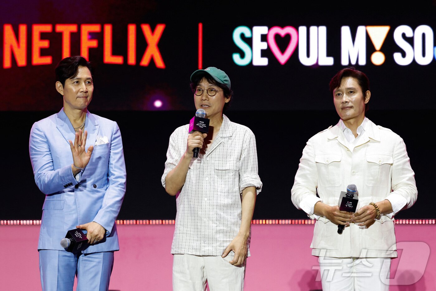 본문 이미지 - 지난 28일 서울 시청 광장에서 열린 '오징어 게임 3' 홍보 행사에서 황동혁 감독이 인사말을 하고 있다. 왼쪽부터 배우 이정재, 황 감독, 배우 이병헌. ⓒ 로이터=뉴스1