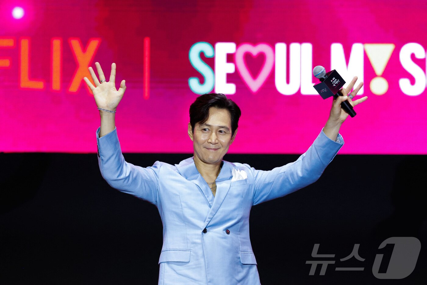 본문 이미지 - 지난 28일 서울 시청 광장에서 열린 '오징어 게임 3' 홍보 행사에서 배우 이정재가 참석하고 있다. ⓒ 로이터=뉴스1