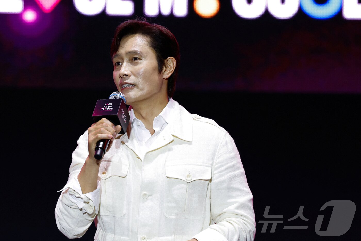 본문 이미지 - 지난 28일 서울 시청 광장에서 열린 '오징어 게임 3' 홍보 행사에서 배우 이병헌이 인사말을 하고 있다. ⓒ 로이터=뉴스1