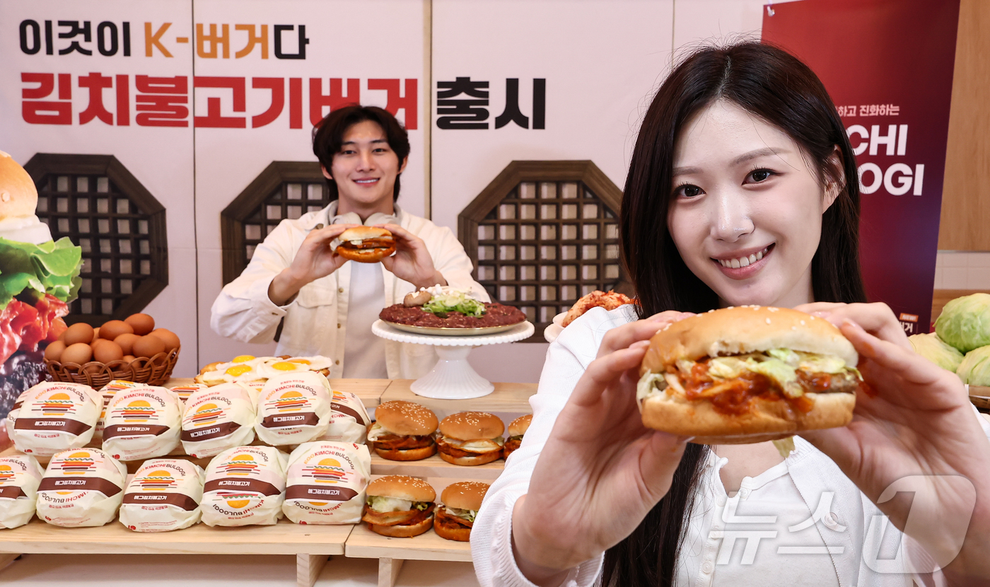 (서울=뉴스1) 김도우 기자 = 3일 서울 용산구 롯데리아 숙대입구역점에서 모델들이 신메뉴 '김치불고기버기' 2종을 소개하고 있다.롯데리아는 이날 불고기와 볶은 김치를 활용한 김치 …