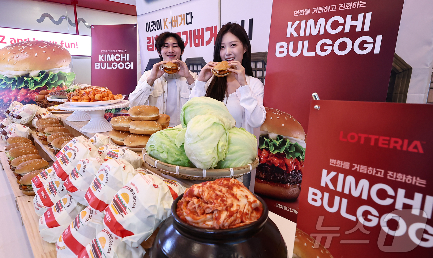 (서울=뉴스1) 김도우 기자 = 3일 서울 용산구 롯데리아 숙대입구역점에서 모델들이 신메뉴 '김치불고기버기' 2종을 소개하고 있다.롯데리아는 이날 불고기와 볶은 김치를 활용한 김치 …