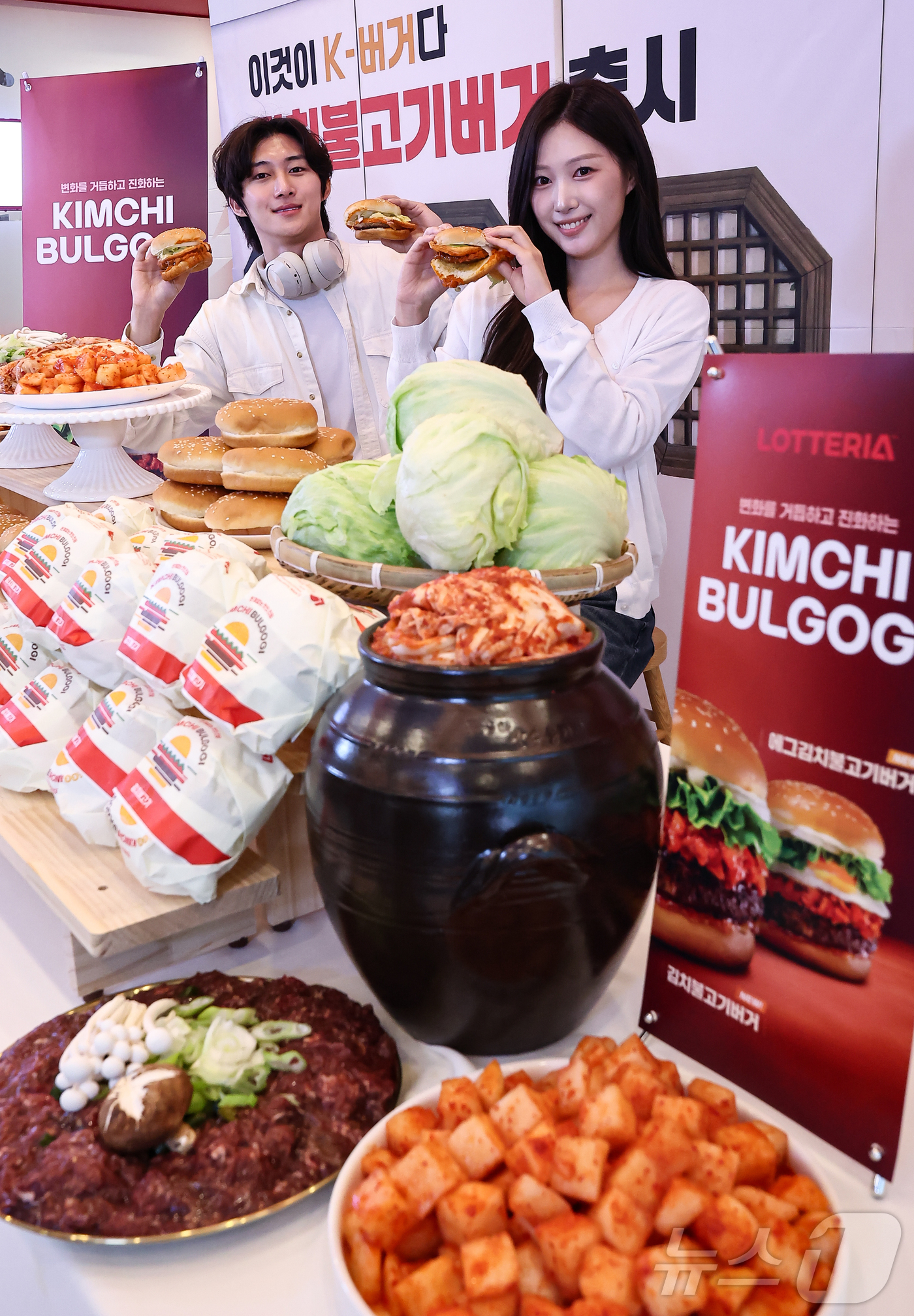(서울=뉴스1) 김도우 기자 = 3일 서울 용산구 롯데리아 숙대입구역점에서 모델들이 신메뉴 '김치불고기버기' 2종을 소개하고 있다.롯데리아는 이날 불고기와 볶은 김치를 활용한 김치 …