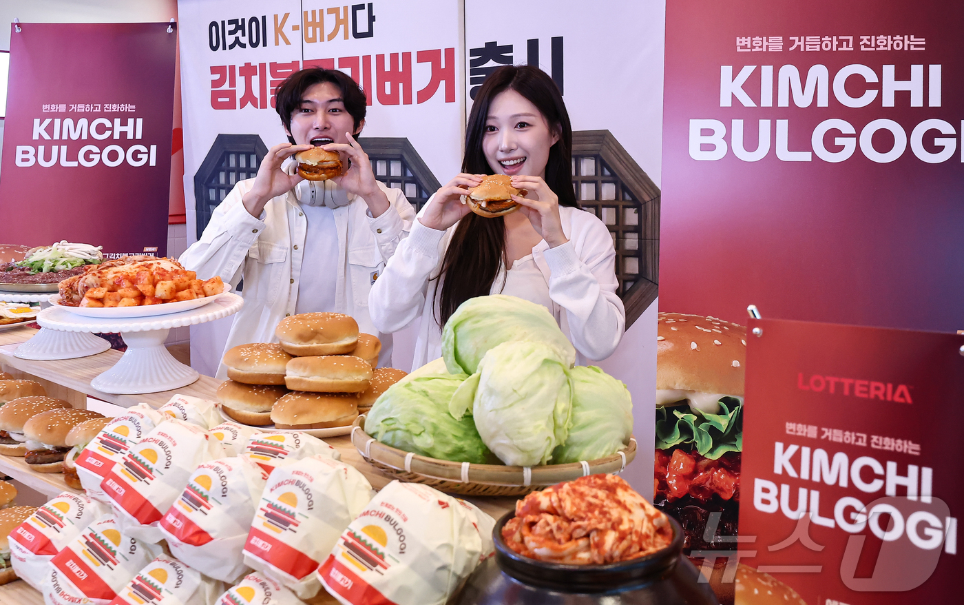 (서울=뉴스1) 김도우 기자 = 3일 서울 용산구 롯데리아 숙대입구역점에서 모델들이 신메뉴 '김치불고기버기' 2종을 소개하고 있다.롯데리아는 이날 불고기와 볶은 김치를 활용한 김치 …