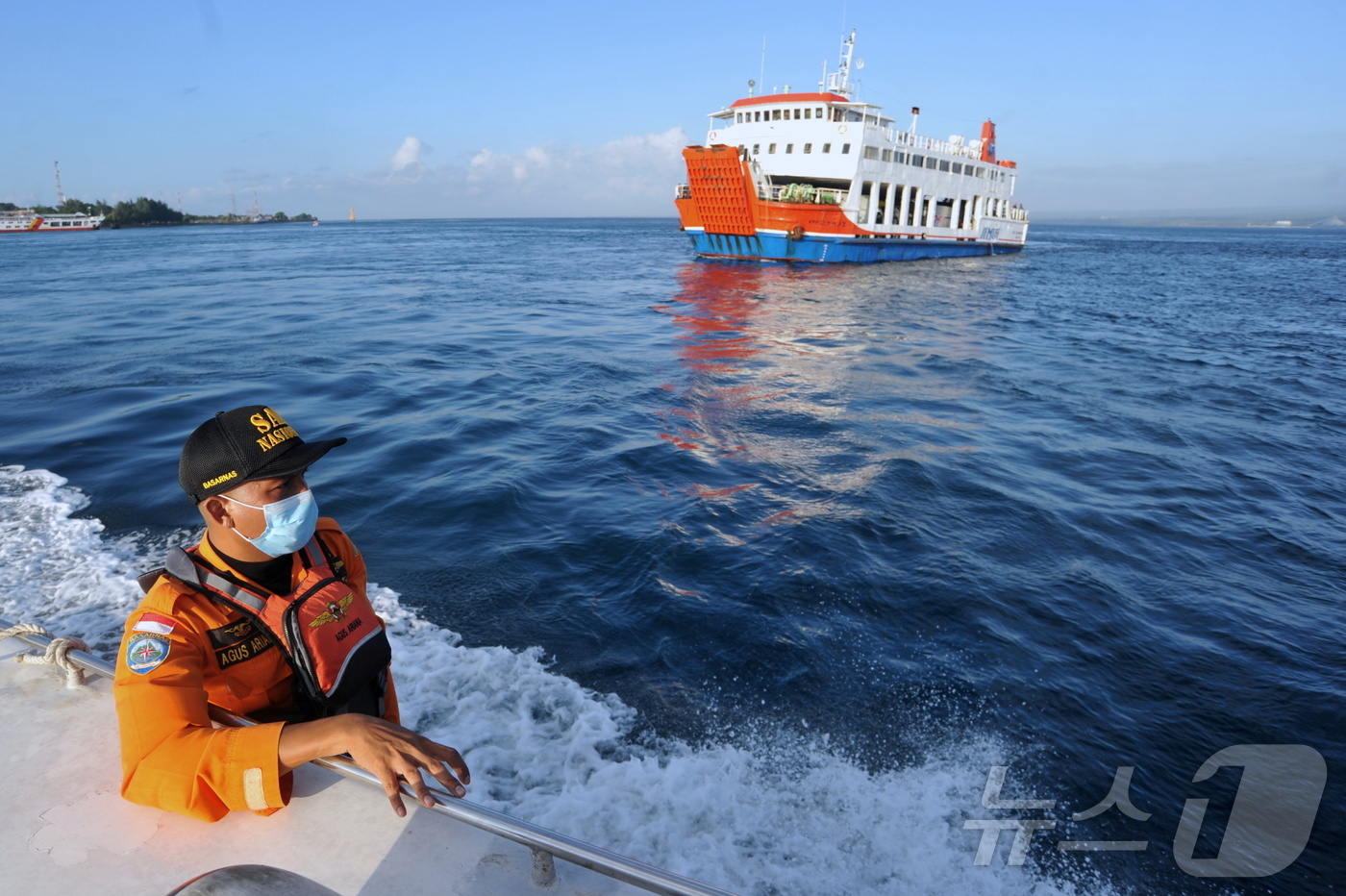 (인도네시아 로이터=뉴스1) 김경민 기자 = 인도네시아 구조 당국이 2021년 발리 해협에서 침몰한 여객선에 대한 수색 작업을 진행하고 있다. 2021.6.30ⓒ 로이터=뉴스1