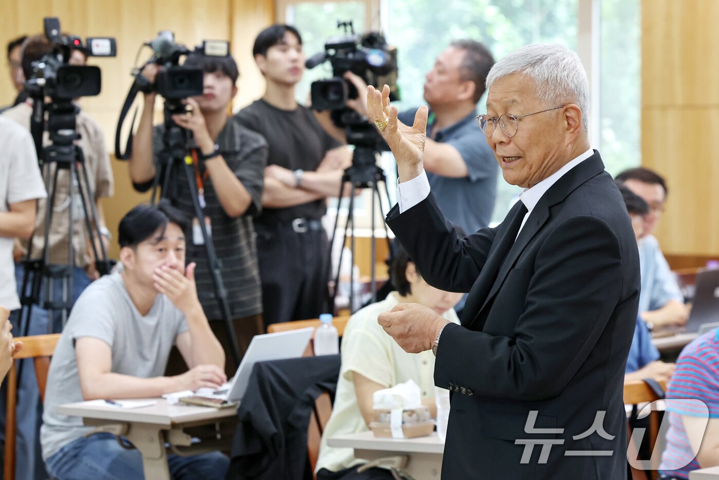 본문 이미지 - 교황청 성직자부 장관 유흥식 추기경이 3일 오전 서울 광진구 한국천주교주교회의에서 열린 기자간담회 시작에 앞서 취재진과 대화를 하고 있다. 2025.7.3/뉴스1 ⓒ News1 민경석 기자
