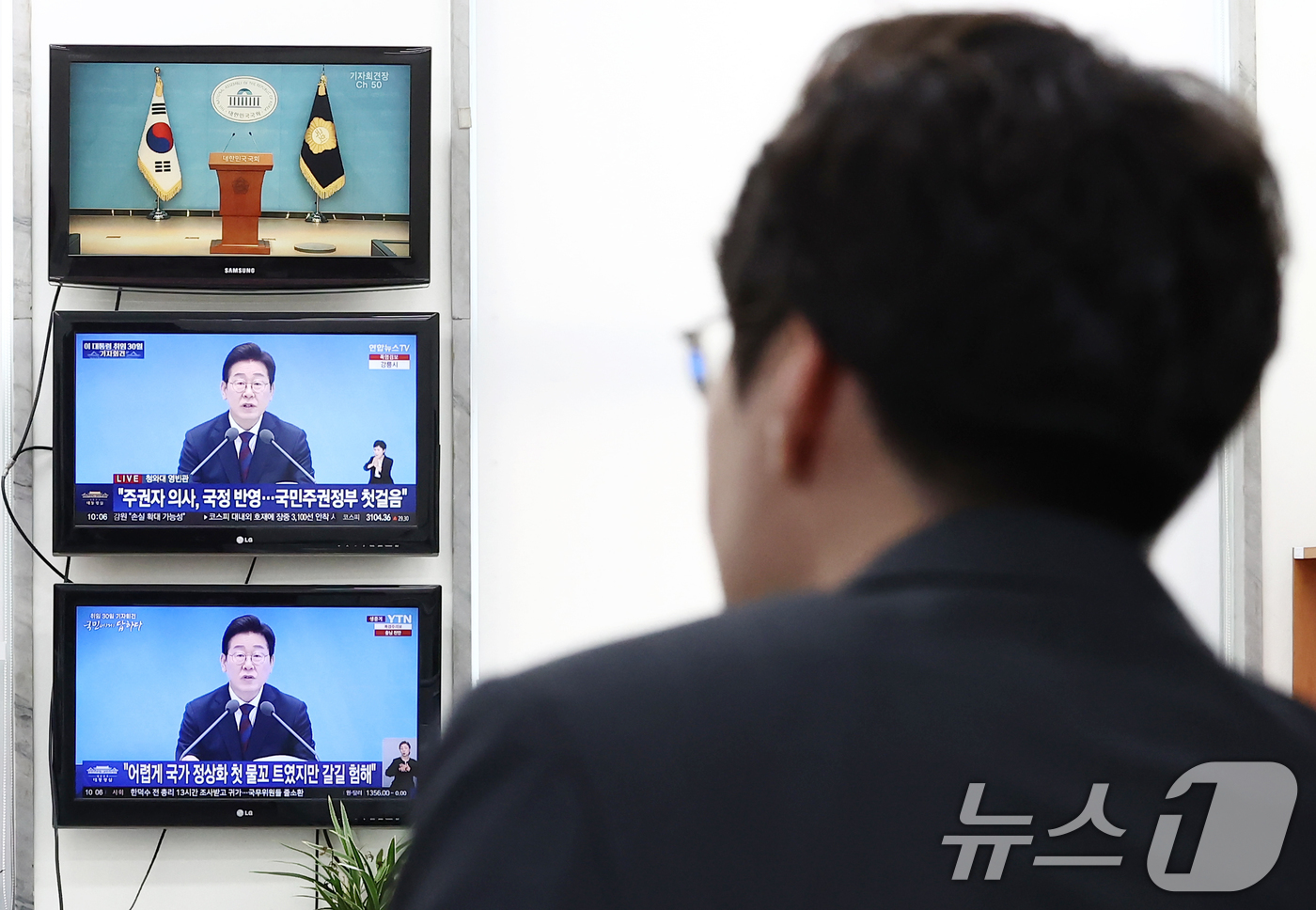 (서울=뉴스1) 김민지 기자 = 3일 오전 서울 여의도 국회 국민의힘 원내대표실에 취임 30일을 맞은 이재명 대통령의 첫 기자회견 방송이 나오고 있다. 2025.7.3/뉴스1