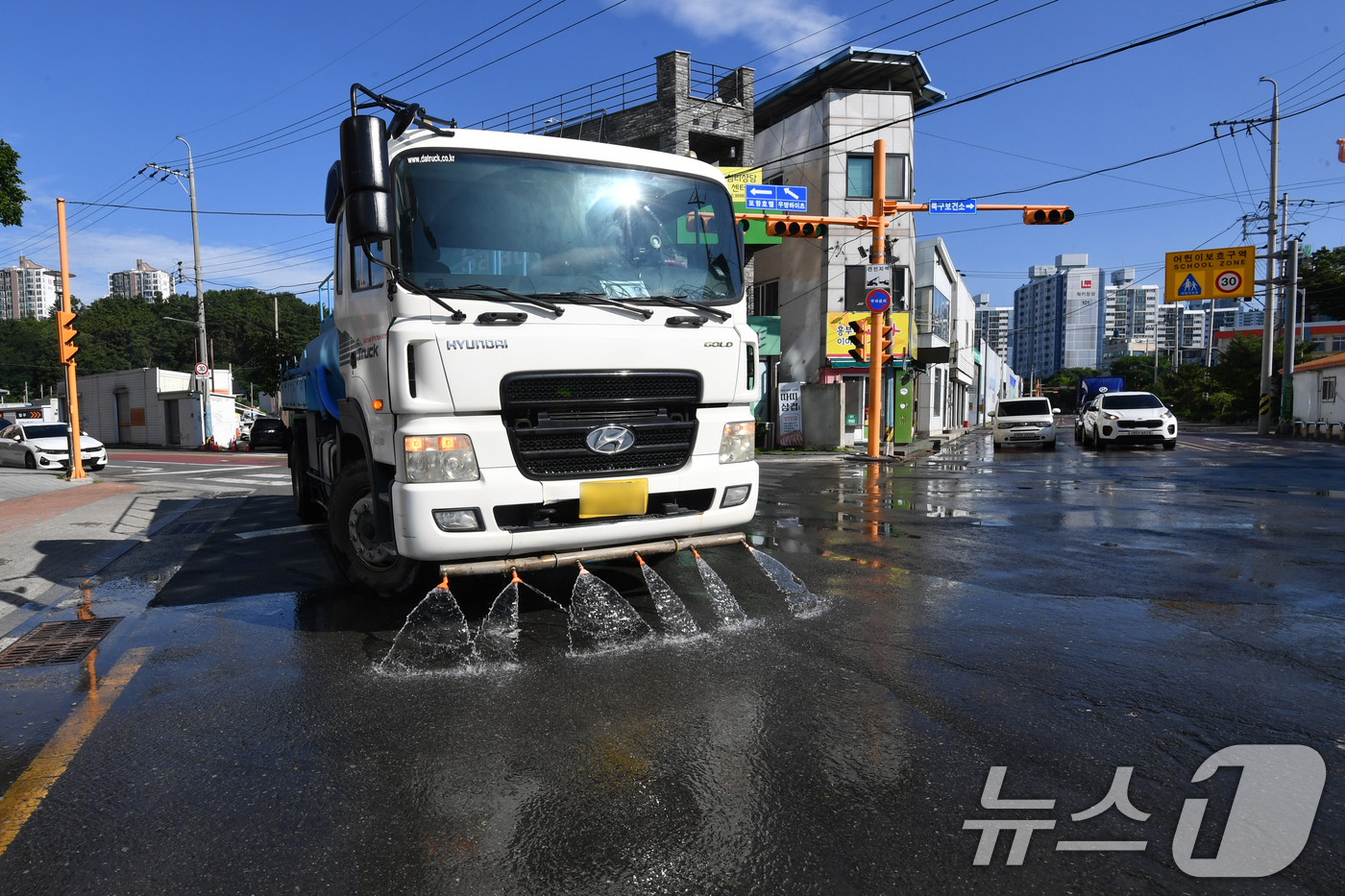 (포항=뉴스1) 최창호 기자 = 3일 오전 경북 포항시 전역에 폭염경보가 발령 중인 가운데 북구 포항국제전시컨벤션센터 공사 현장 앞 도로에서 살수차가 도로에 물을 뿌리고 있다. 2 …
