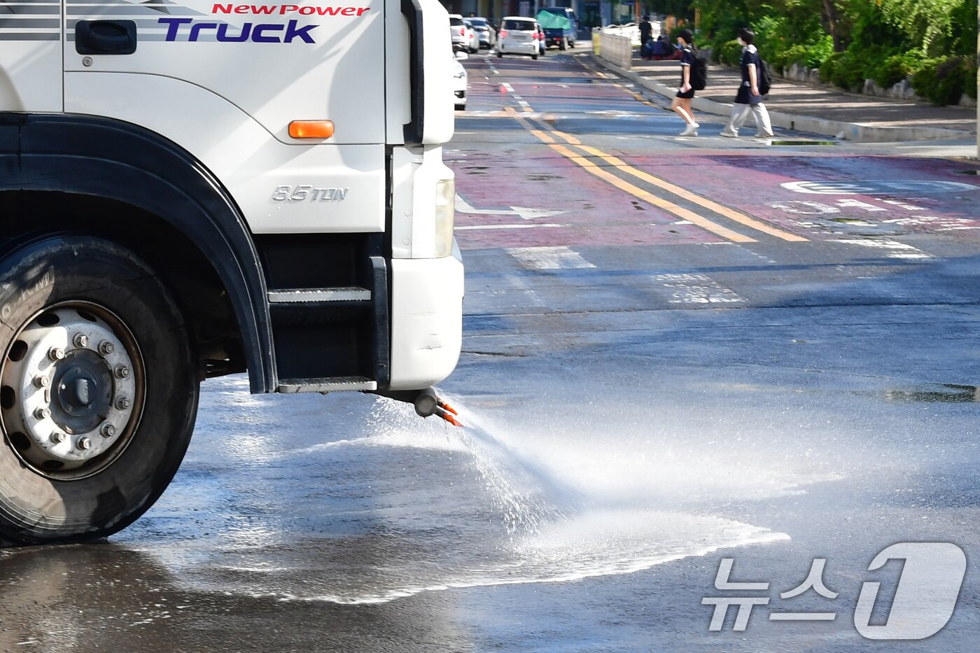 본문 이미지 - 3일 오전 경북 포항시 전역에 폭염경보가 발령 중인 가운데 북구 포항국제전시컨벤션센터 공사 현장 앞 도로에서 살수차가 도로에 물을 뿌리고 있다. 2025.7.3/뉴스1 ⓒ News1 최창호 기자