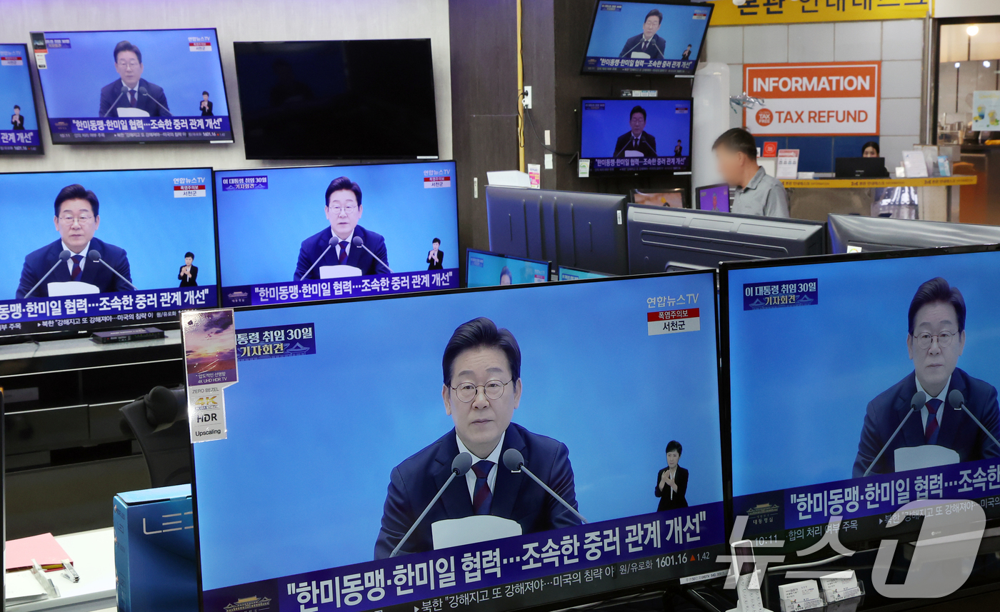 (서울=뉴스1) 김명섭 기자 = 3일 서울 용산구 전자랜드 매장에서 상인이 '대통령의 30일, 언론이 묻고 국민에게 답하다'라는 이재명 대통령 기자회견을 보고 있다.  2025.7 …
