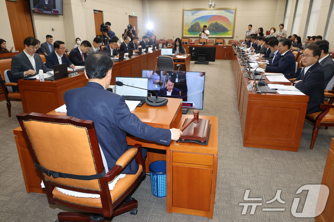 (서울=뉴스1) 이광호 기자 = 3일 오전 서울 여의도 국회에서 열린 정무위원회 전체회의에서 윤한홍 위원장이 의사봉을 두드리며 권오을 국가보훈부장관 후보자 인사청문요청안 등 안건을 …