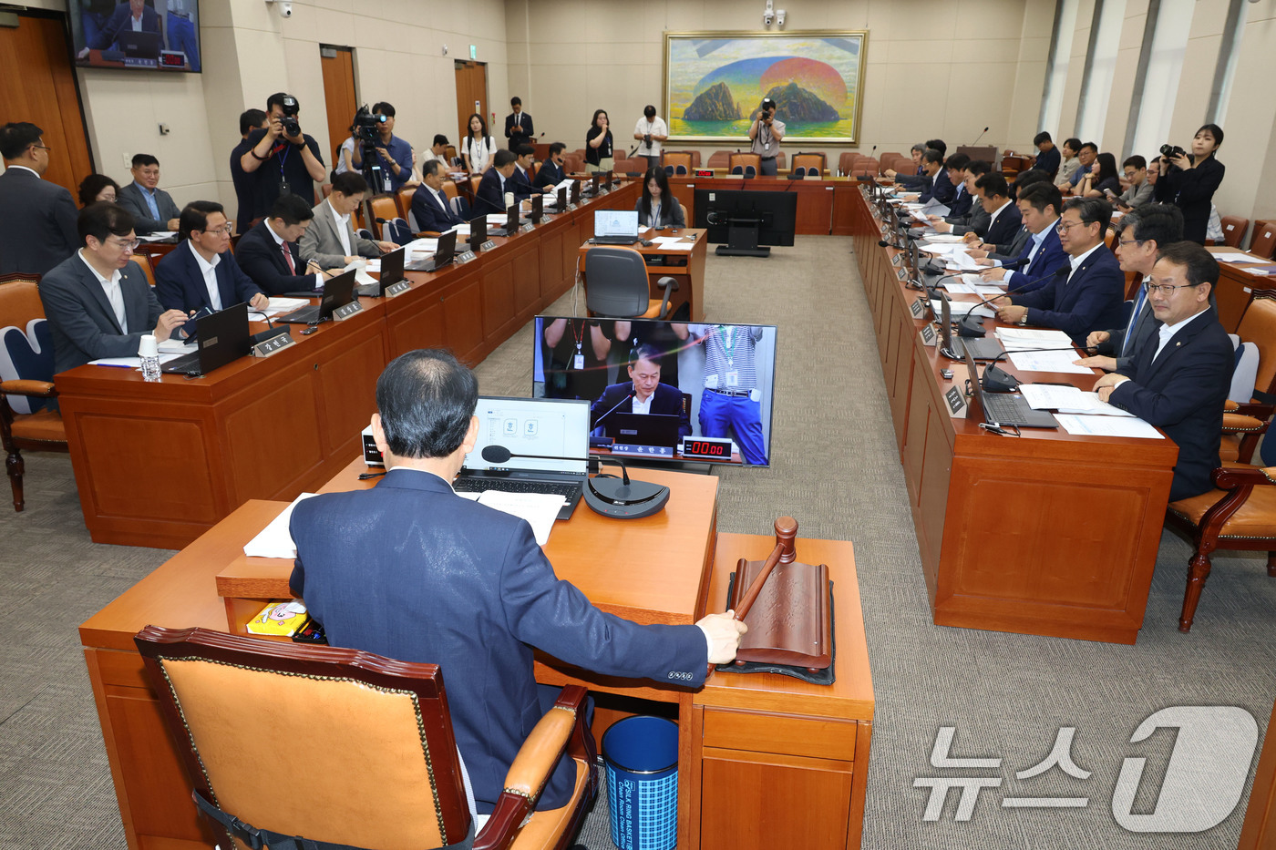 (서울=뉴스1) 이광호 기자 = 3일 오전 서울 여의도 국회에서 열린 정무위원회 전체회의에서 윤한홍 위원장이 의사봉을 두드리고 있다. 2025.7.3/뉴스1