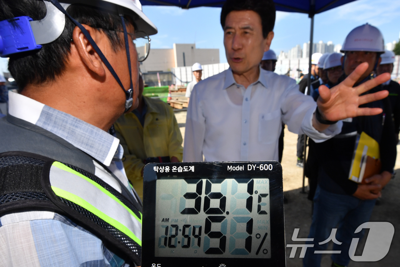 (포항=뉴스1) 최창호 기자 = 이강덕 경북 포항시장이 3일 오전 북구 포항국제전시컨벤션센터 공사 현장을 찾아 공사현장 관계자들을 격려하고 있다.이 시장은 "근로자들을 폭염으로부터 …