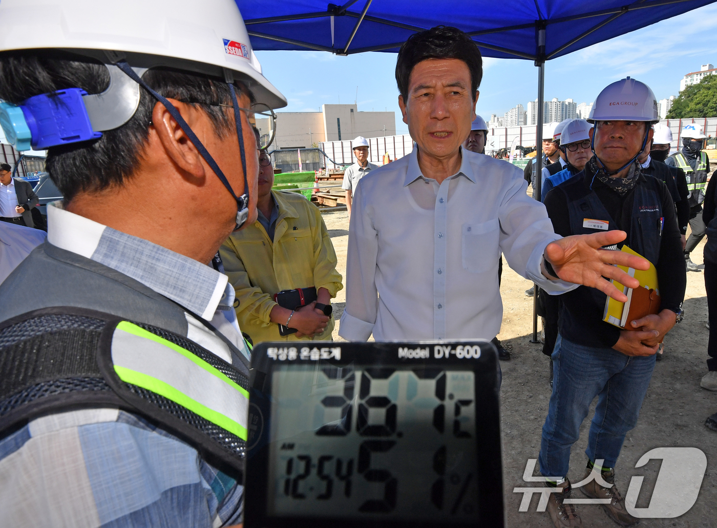 (포항=뉴스1) 최창호 기자 = 이강덕 경북 포항시장이 3일 오전 북구 포항국제전시컨벤션센터 공사 현장을 찾아 공사현장 관계자들을 격려하고 있다.이 시장은 "근로자들을 폭염으로부터 …