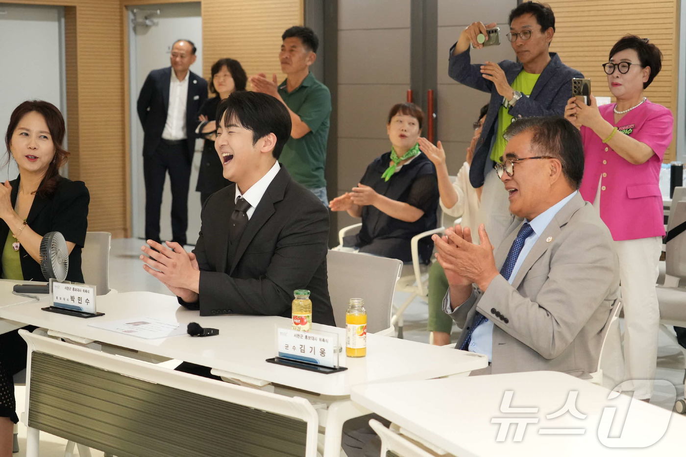 (서천=뉴스1) 이동원 기자 = 서천군(김기웅 군수)이 지난 2일 군청 2층 대회의실에서 트로트 가수 박민수 군을 ‘서천군 제1호 홍보대사’로 위촉하고, 전국 지자체 최초로 AI …