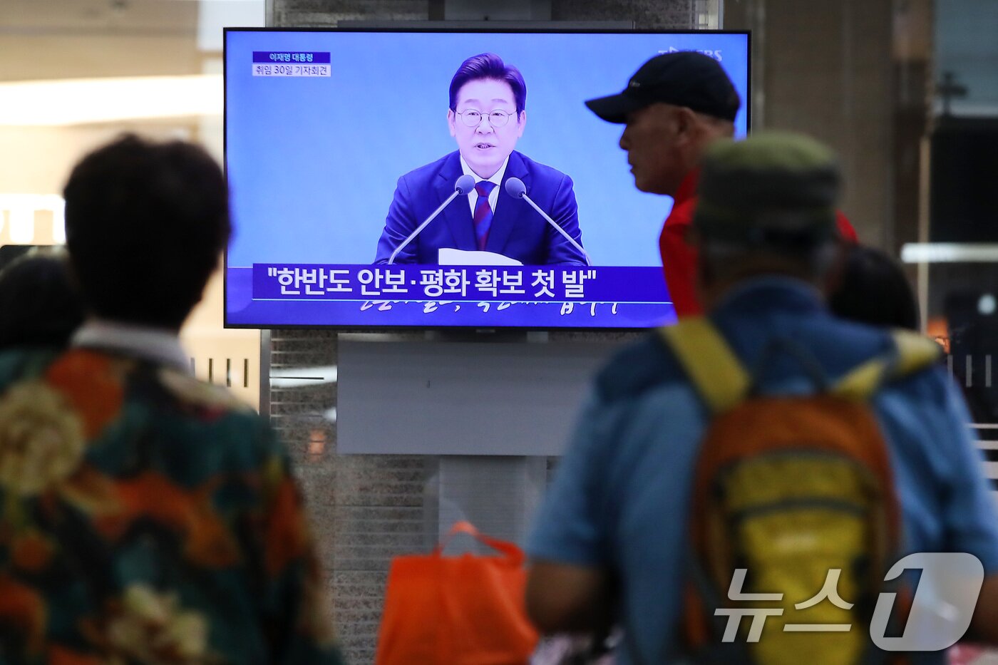 본문 이미지 - 3일 오전 대구 북구 대구역 대합실에서 시민들이 텔레비전을 통해 '이재명 대통령 취임 30일' 기자회견을 시청하고 있다. 2025.7.3/뉴스1 ⓒ News1 공정식 기자