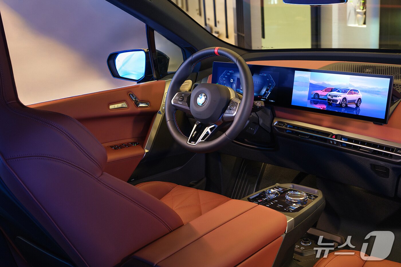 본문 이미지 - 서울 중구의 BMW 차징 허브 라운지에 BMW 순수전기 준대형 스포츠유틸리티차(SUV) '뉴 iX'가 전시된 모습(BMW 코리아 제공). 2025.07.03.