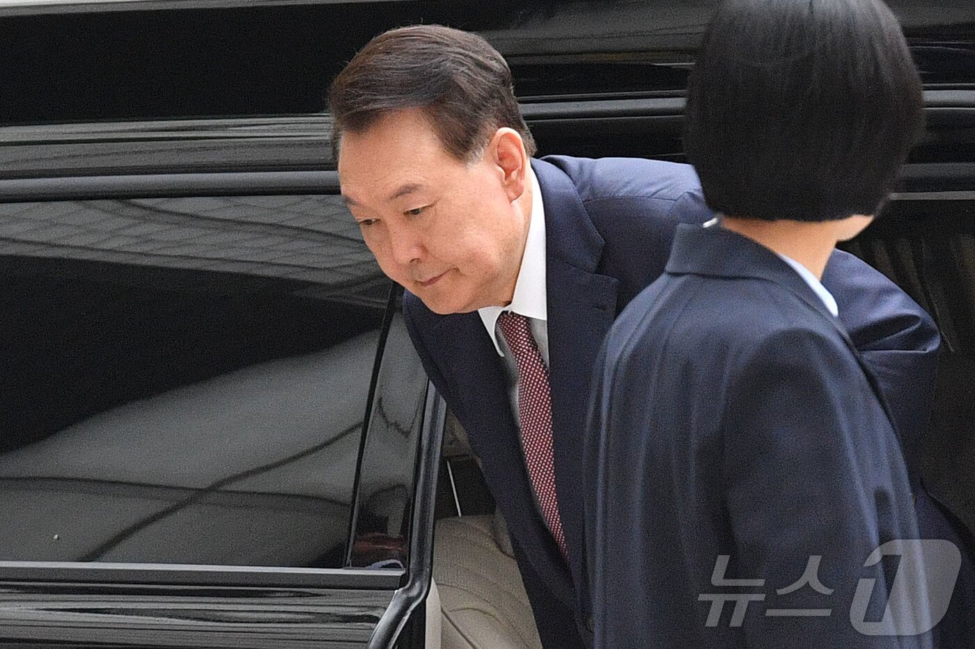 본문 이미지 - 윤석열 전 대통령이 3일 서울 서초구 서울중앙지방법원에서 열린 우두머리 혐의·직권남용 권리행사 방해 혐의 사건 9차 공판에 출석하고 있다. 2025.7.3/뉴스1 ⓒ News1 사진공동취재단