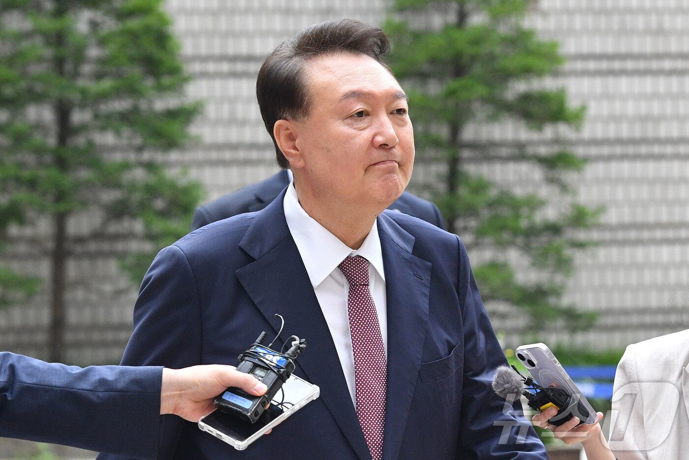 본문 이미지 - 윤석열 전 대통령이 3일 서울 서초구 서울중앙지방법원에서 열린 우두머리 혐의·직권남용 권리행사 방해 혐의 사건 9차 공판에 출석하고 있다. 2025.7.3/뉴스1 ⓒ News1 사진공동취재단