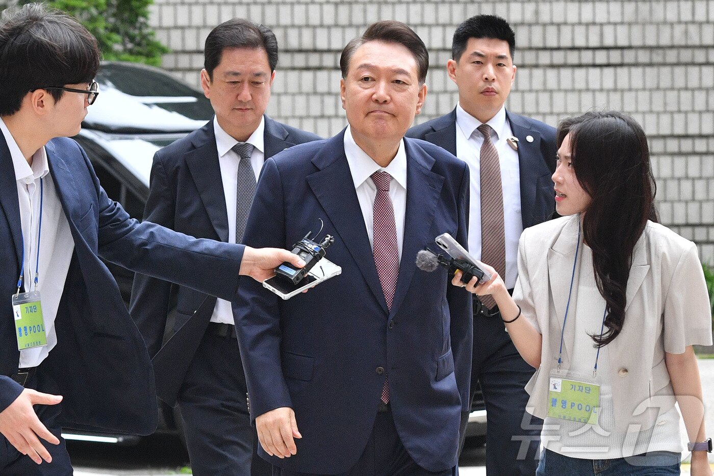 본문 이미지 - 윤석열 전 대통령이 3일 서울 서초구 서울중앙지방법원에서 열린 우두머리 혐의·직권남용 권리행사 방해 혐의 사건 9차 공판에 출석하고 있다. 2025.7.3/뉴스1 ⓒ News1 사진공동취재단