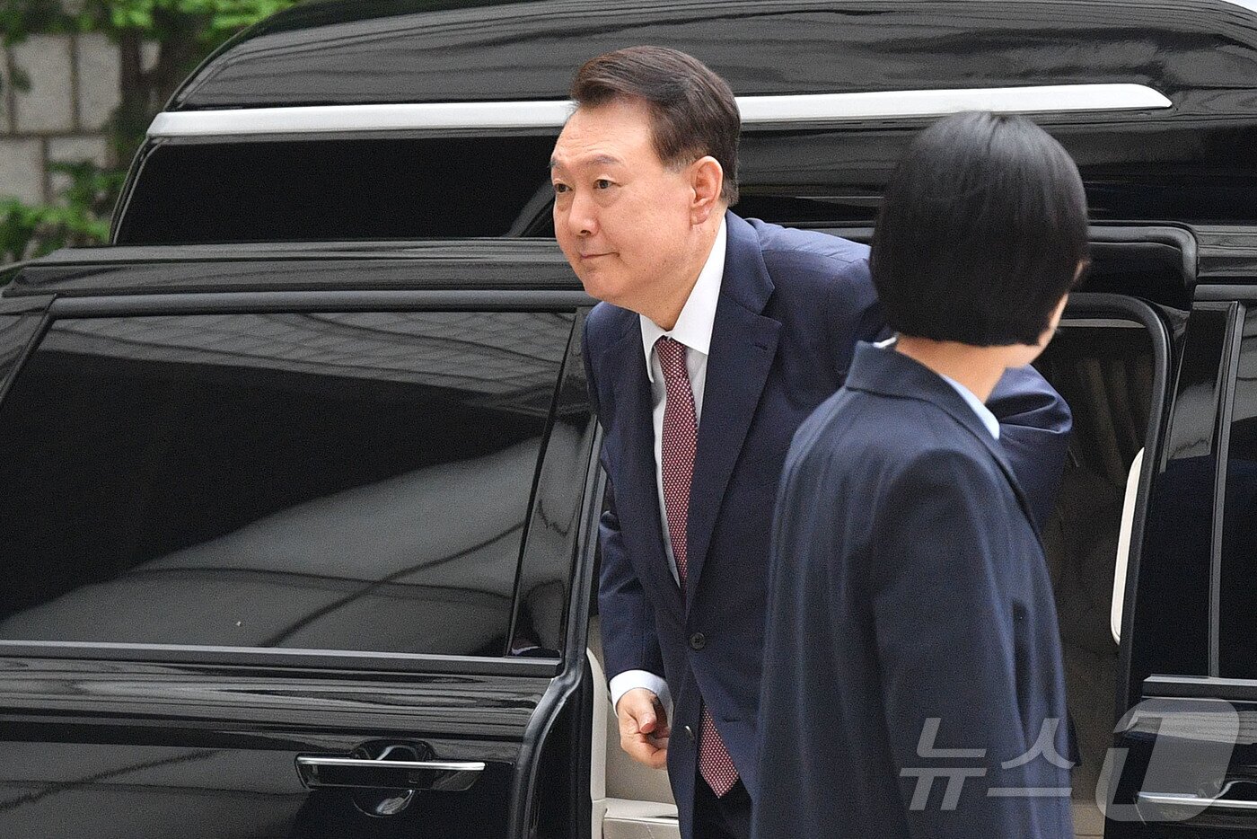 본문 이미지 - 윤석열 전 대통령이 3일 서울 서초구 서울중앙지방법원에서 열린 우두머리 혐의·직권남용 권리행사 방해 혐의 사건 9차 공판에 출석하고 있다. 2025.7.3/뉴스1 ⓒ News1 사진공동취재단