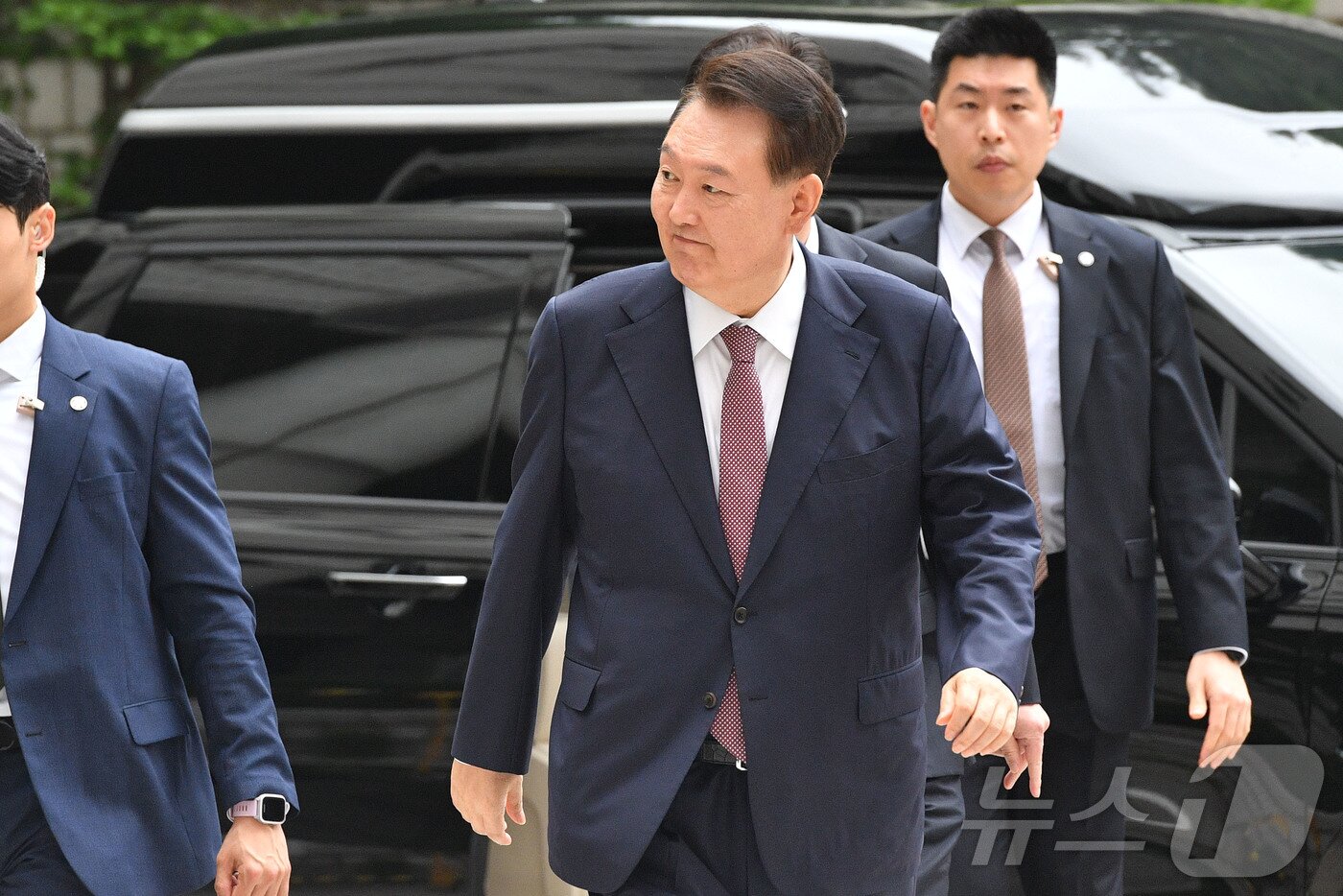 본문 이미지 - 윤석열 전 대통령이 3일 서울 서초구 서울중앙지방법원에서 열린 우두머리 혐의·직권남용 권리행사 방해 혐의 사건 9차 공판에 출석하고 있다. 2025.7.3/뉴스1 ⓒ News1 사진공동취재단