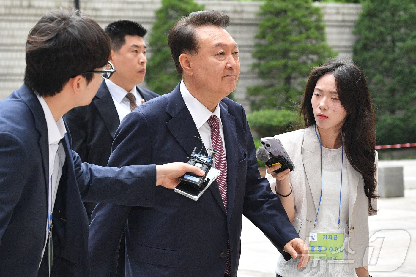 본문 이미지 - 윤석열 전 대통령이 3일 서울 서초구 서울중앙지방법원에서 열린 우두머리 혐의·직권남용 권리행사 방해 혐의 사건 9차 공판에 출석하고 있다. 2025.7.3/뉴스1 ⓒ News1 사진공동취재단