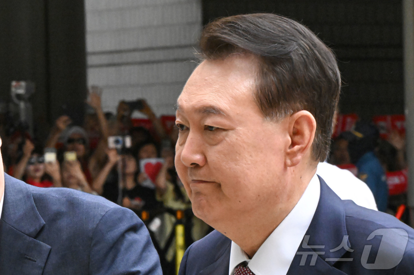 (서울=뉴스1) 사진공동취재단 = 윤석열 전 대통령이 3일 서울 서초구 서울중앙지방법원에서 열린 우두머리 혐의·직권남용 권리행사 방해 혐의 사건 9차 공판에 출석하고 있다. 202 …