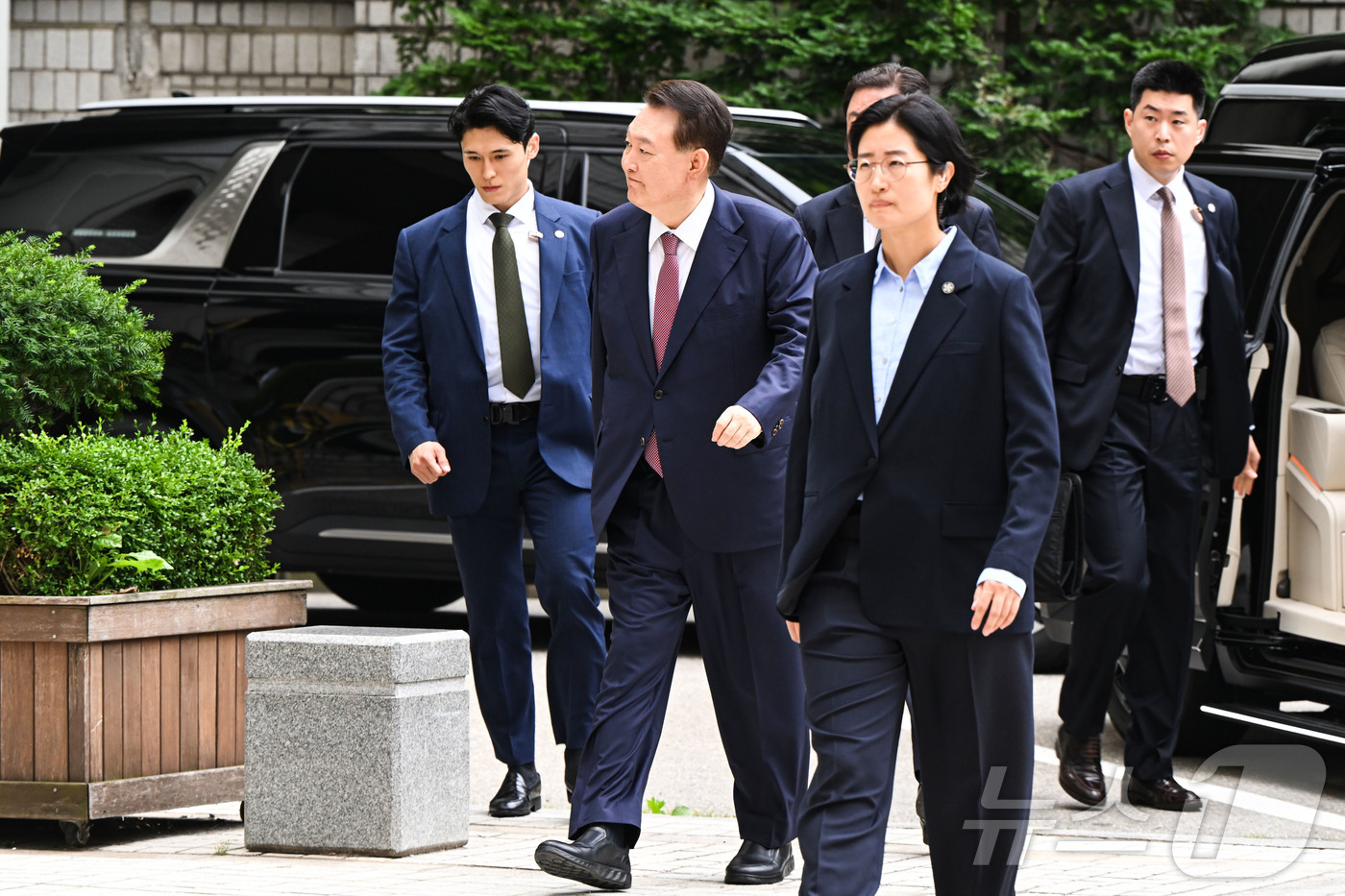 (서울=뉴스1) 사진공동취재단 = 윤석열 전 대통령이 3일 서울 서초구 서울중앙지방법원에서 열린 우두머리 혐의·직권남용 권리행사 방해 혐의 사건 9차 공판에 출석하고 있다. 202 …