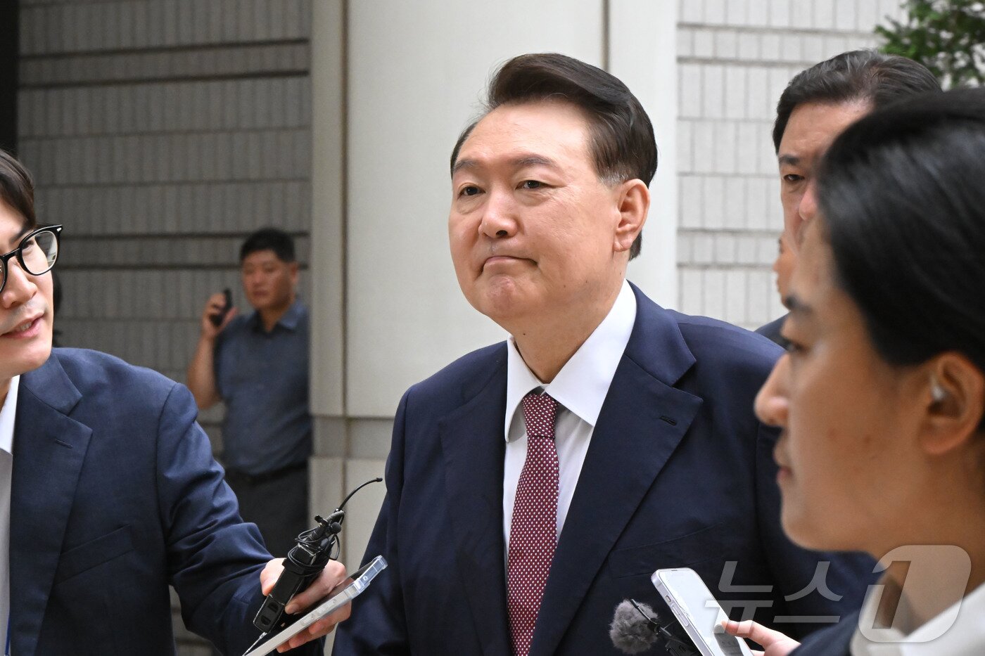 본문 이미지 - 윤석열 전 대통령이 3일 서울 서초구 서울중앙지방법원에서 열린 우두머리 혐의·직권남용 권리행사 방해 혐의 사건 9차 공판에 출석하고 있다. 2025.7.3/뉴스1 ⓒ News1 사진공동취재단