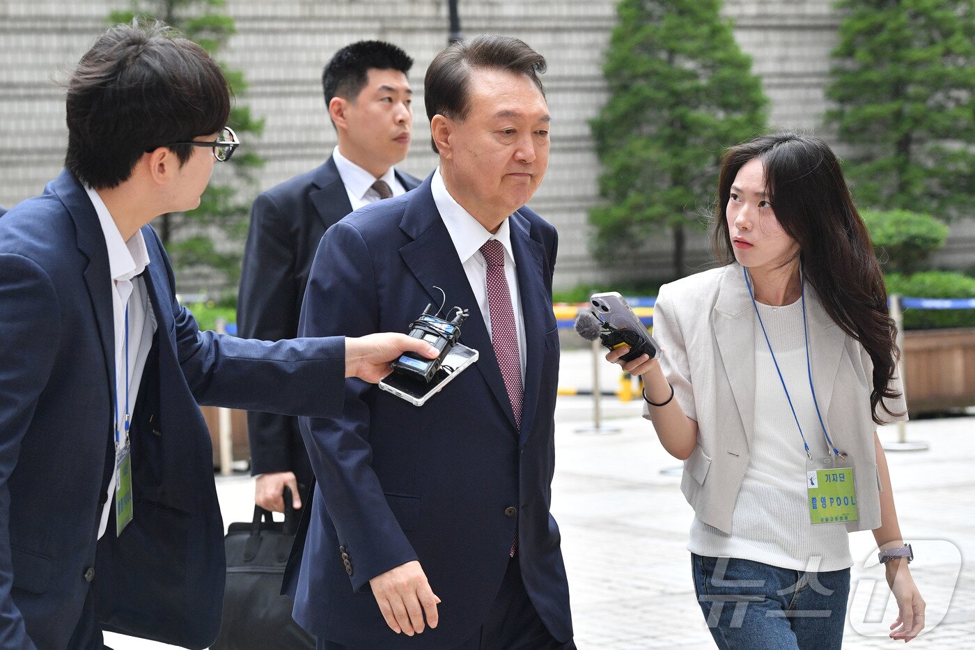 본문 이미지 - 윤석열 전 대통령이 3일 서울 서초구 서울중앙지방법원에서 열린 우두머리 혐의·직권남용 권리행사 방해 혐의 사건 9차 공판에 출석하고 있다. 2025.7.3/뉴스1 ⓒ News1 사진공동취재단