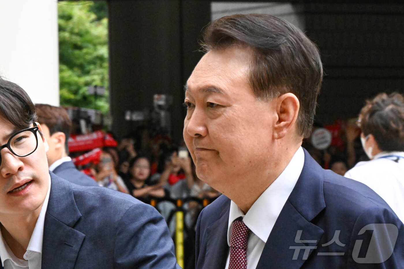 본문 이미지 - 윤석열 전 대통령이 3일 서울 서초구 서울중앙지방법원에서 열린 우두머리 혐의·직권남용 권리행사 방해 혐의 사건 9차 공판에 출석하고 있다. 2025.7.3/뉴스1 ⓒ News1 사진공동취재단