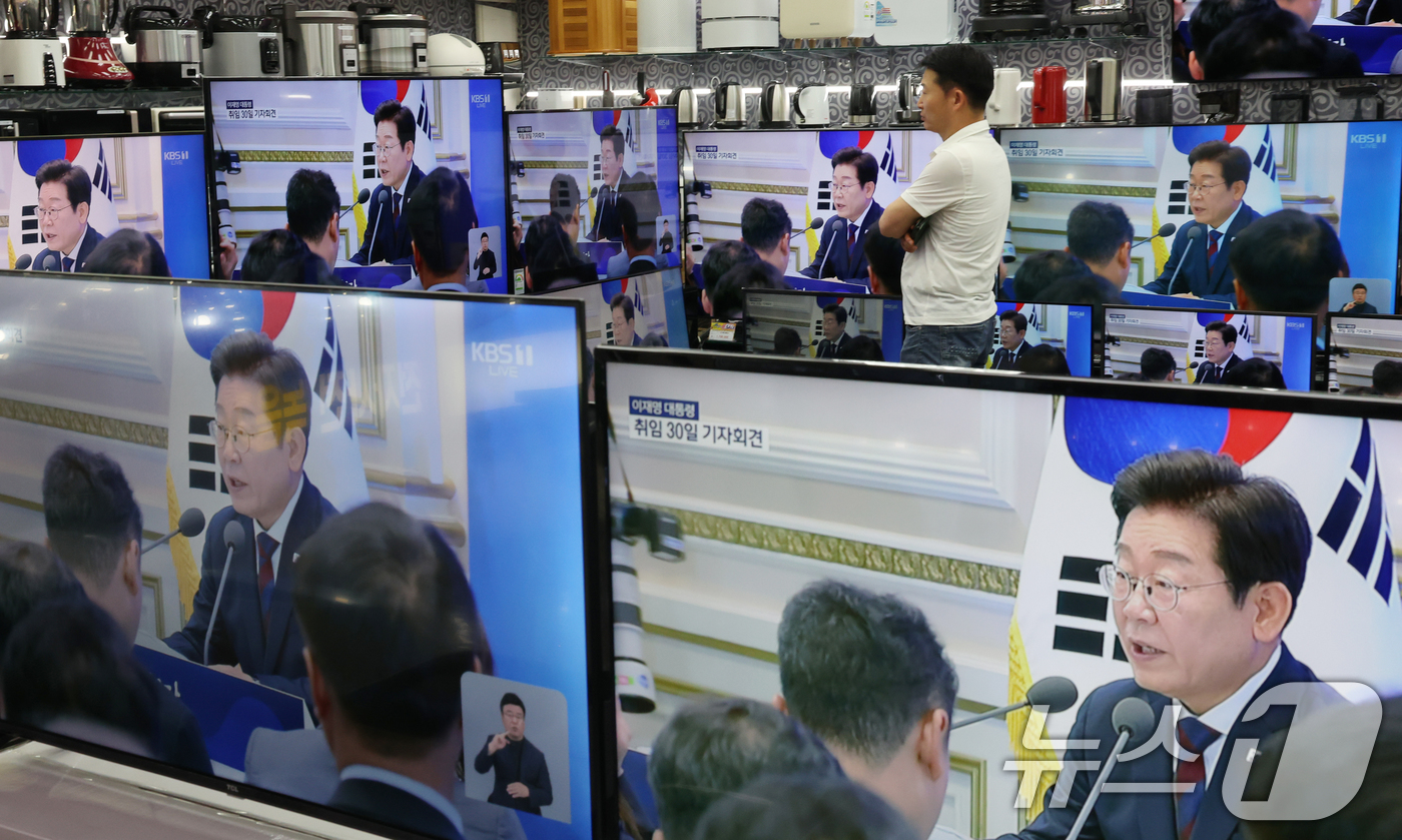 (서울=뉴스1) 김명섭 기자 = 3일 서울 용산구 전자랜드 매장에서 상인이 '대통령의 30일, 언론이 묻고 국민에게 답하다'라는 이재명 대통령 기자회견을 보고 있다. 2025.7. …