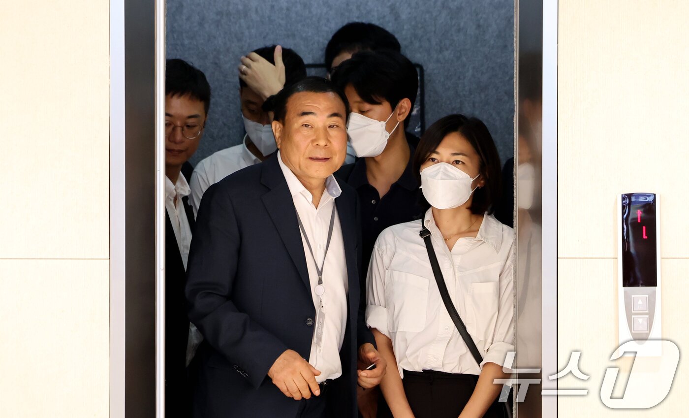 본문 이미지 - 윤석열 전 대통령 배우자 김건희 여사 의혹을 수사하는 민중기 특별검사팀이 지난 3일 오전 서울 종로구 삼부토건 본사에서 압수수색을 위해 사무실로 향하고 있다. 2025.7.3/뉴스1 ⓒ News1 장수영 기자