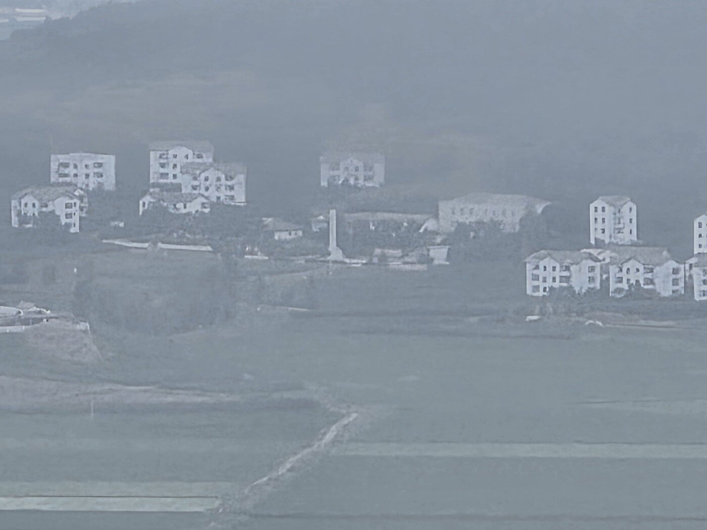본문 이미지 - 애기봉 전망대에서 바라본 북한의 해물 선전마을./뉴스1 ⓒ News1