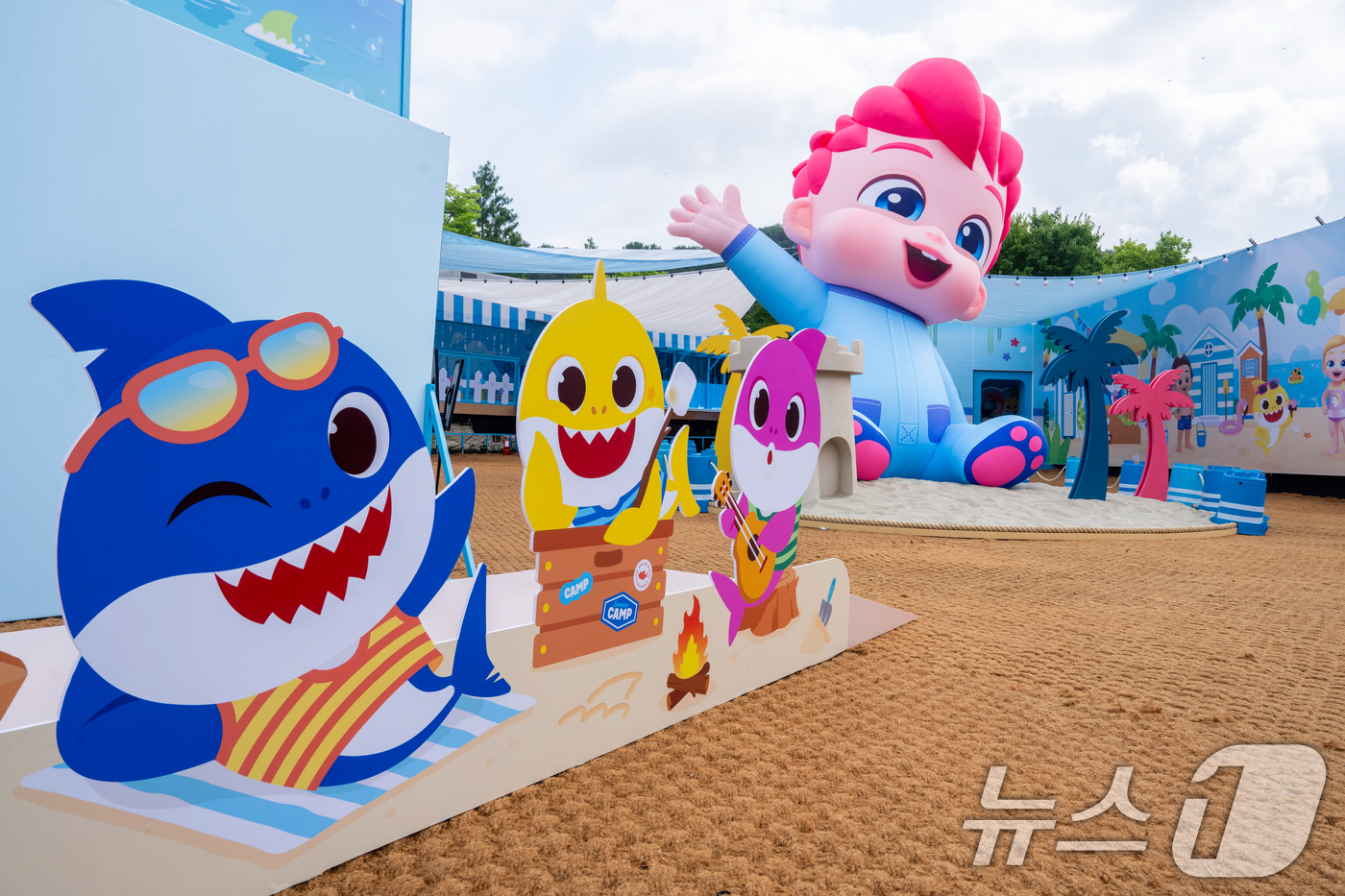 (서울=뉴스1) = 전세계 어린이들에게 많은 인기를 끌고 있는 핑크퐁 아기상어가 에버랜드를 찾아온다.삼성물산 리조트부문(사장 정해린) 에버랜드는 오는 4일부터 8월 3일까지 글로벌 …