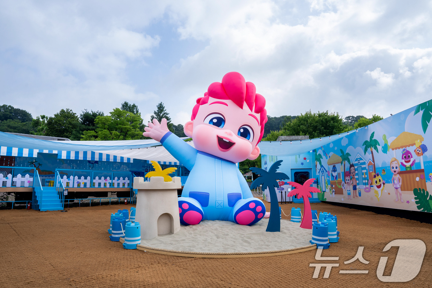 (서울=뉴스1) = 전세계 어린이들에게 많은 인기를 끌고 있는 핑크퐁 아기상어가 에버랜드를 찾아온다.삼성물산 리조트부문(사장 정해린) 에버랜드는 오는 4일부터 8월 3일까지 글로벌 …