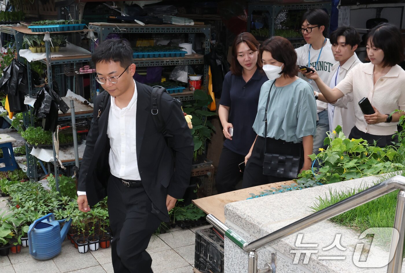 본문 이미지 - 윤석열 전 대통령 배우자 김건희 여사 의혹을 수사하는 민중기 특별검사팀이 3일 오전 서울 종로구 삼부토건에 대한 압수수색을 위해 사무실로 향하고 있다. 2025.7.3/뉴스1 ⓒ News1 장수영 기자