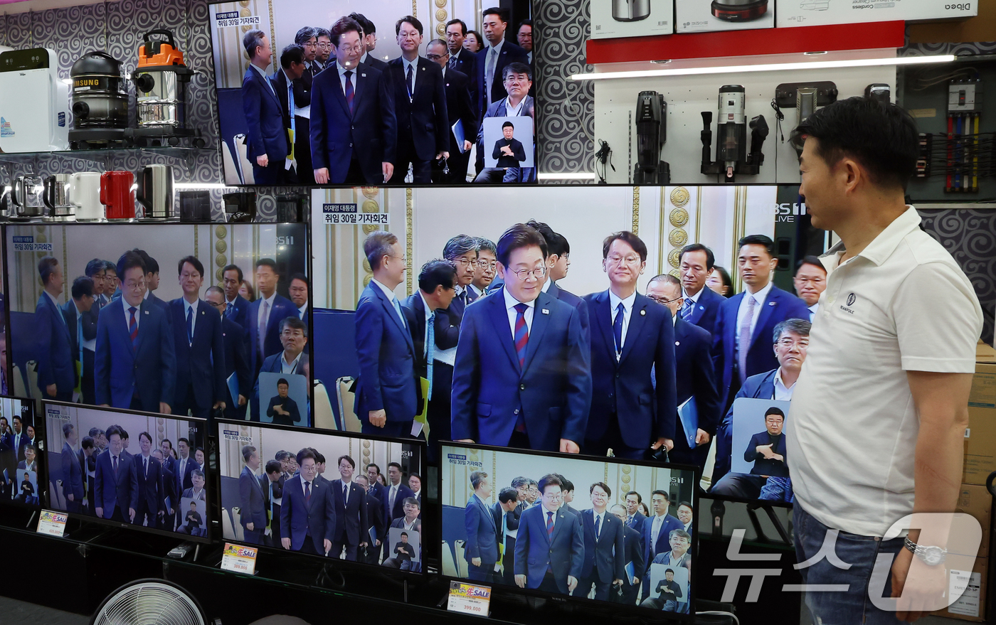 (서울=뉴스1) 김명섭 기자 = 3일 서울 용산구 전자랜드 매장에서 상인이 '대통령의 30일, 언론이 묻고 국민에게 답하다'라는 이재명 대통령 기자회견을 보고 있다. 2025.7. …