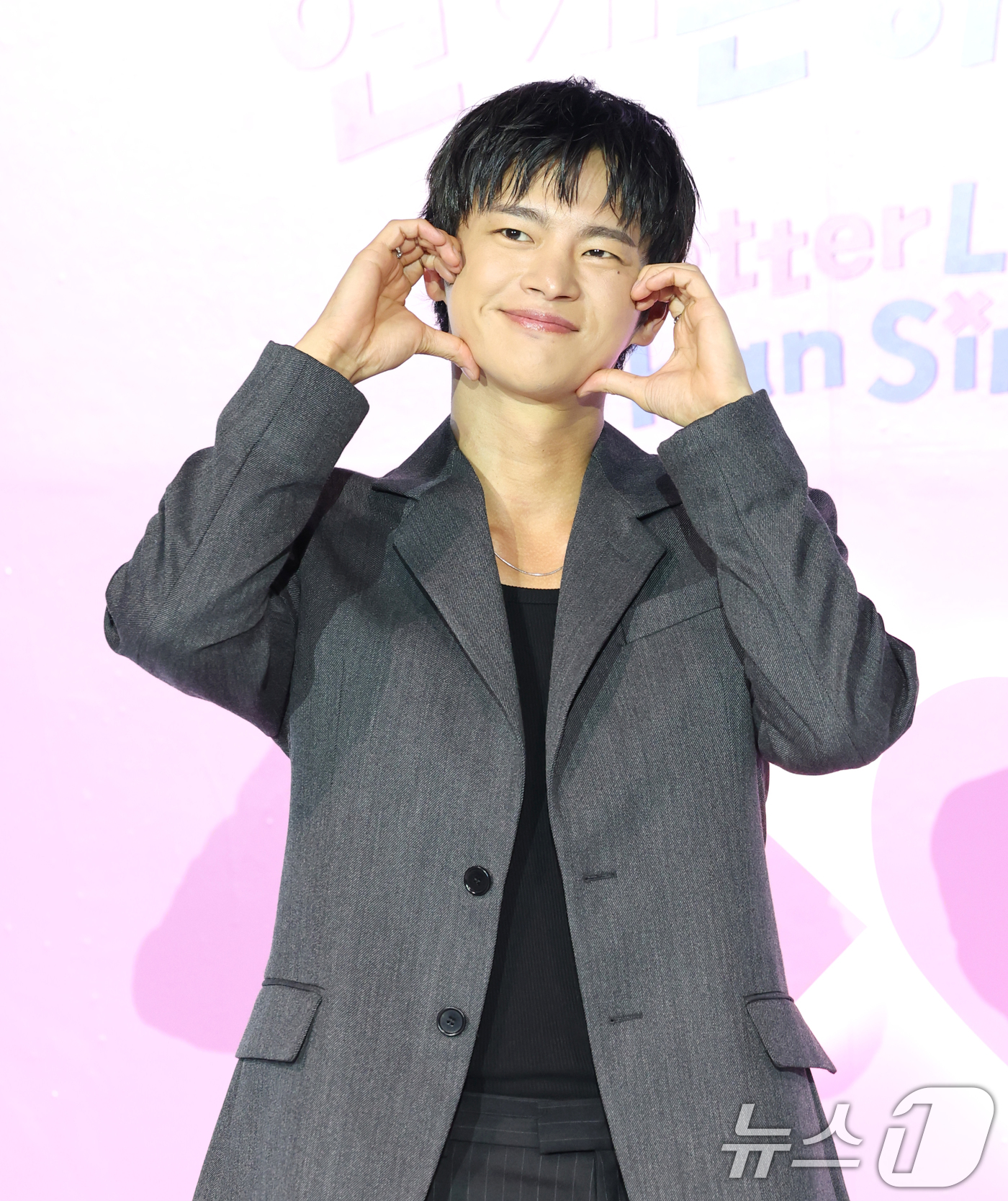 (서울=뉴스1) 권현진 기자 = 배우 겸 가수 서인국이 3일 오전 서울 용산구 CGV용산아이파크몰에서 열린 넷플릭스 예능 '모태솔로지만 연애는 하고 싶어' 제작발표회에 참석해 포즈 …