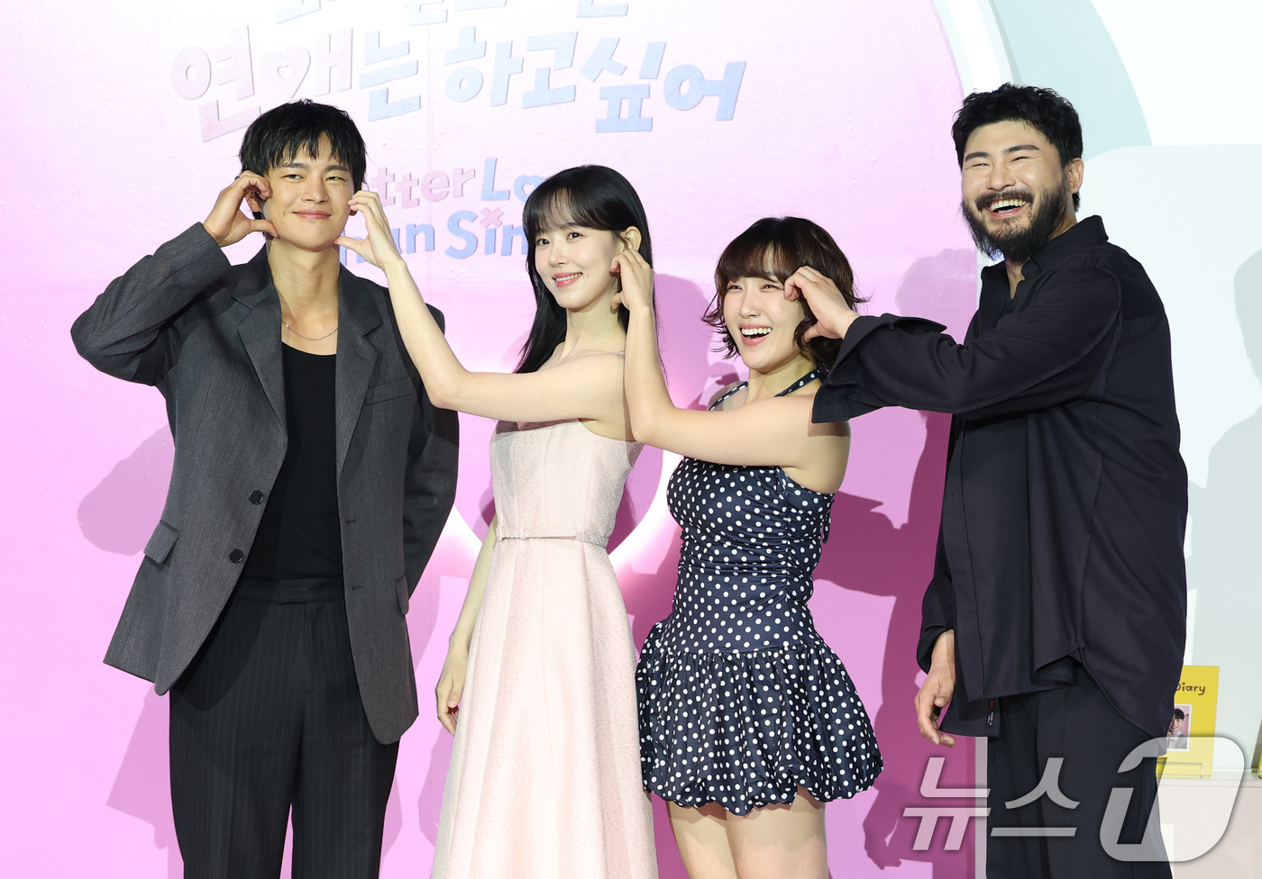 (서울=뉴스1) 권현진 기자 = 배우 서인국(왼쪽부터)과 강한나, 방송인 이은지, 가수 카더가든이 3일 오전 서울 용산구 CGV용산아이파크몰에서 열린 넷플릭스 예능 '모태솔로지만 …